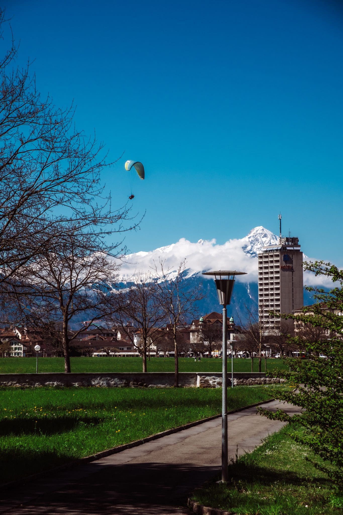 Höhematte park Interlaken is the best place to watch the paragliders